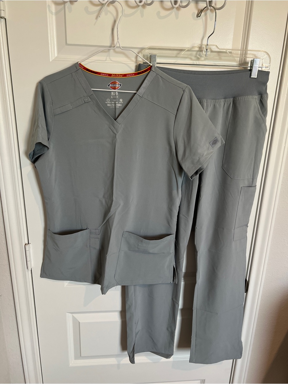 Dickies Women's Light Gray Straight-Leg Scrub Pants & V-Neck Top